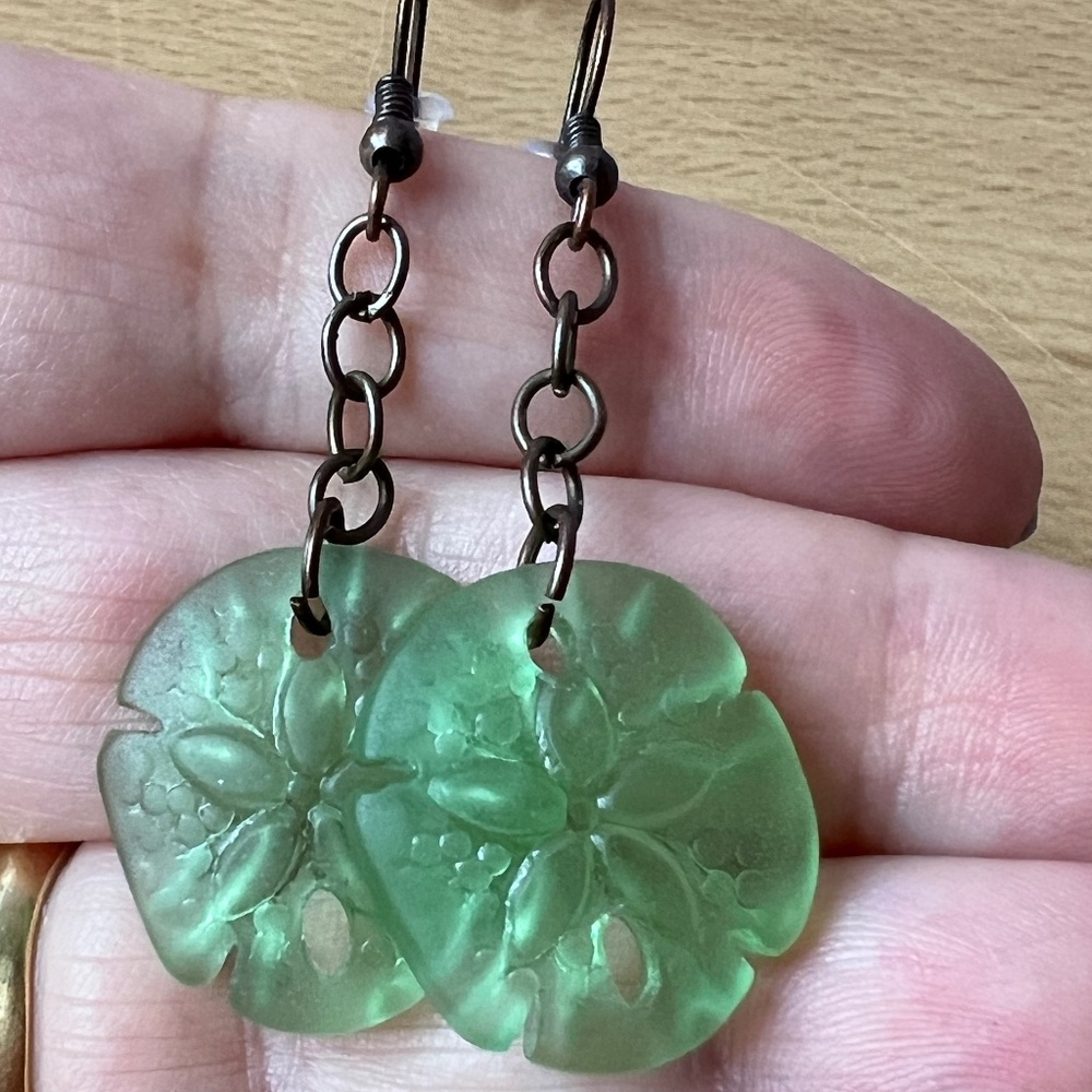 Vintage Green Frosted Carved Glass Sand Dollar Fl… - image 1